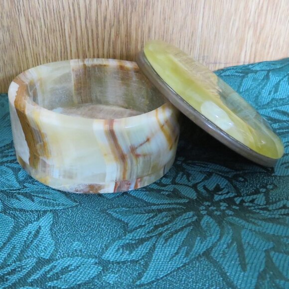 Onyx Trinket Box Vintage Green Beige (K633) - Picture 2 of 5